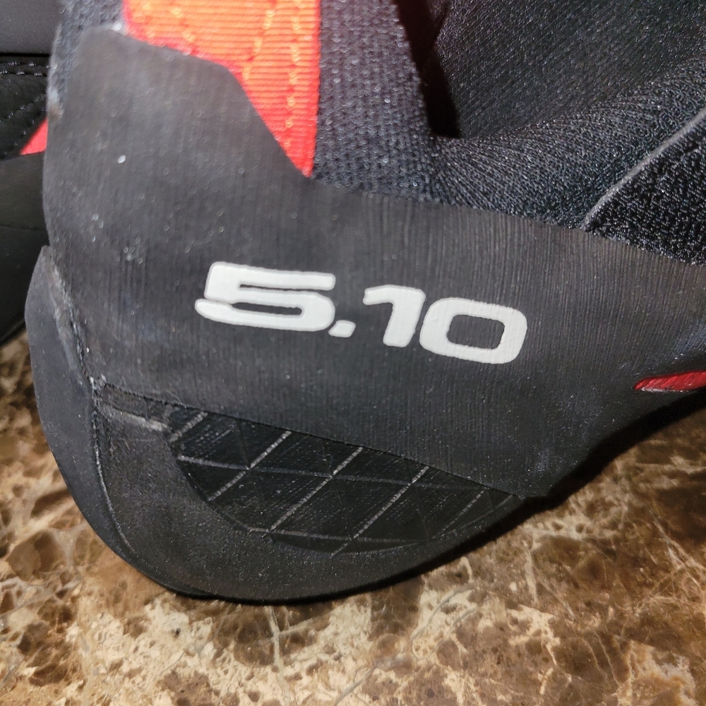 ALEON Red and Black Climbing Shoes - Picture 5 of 6